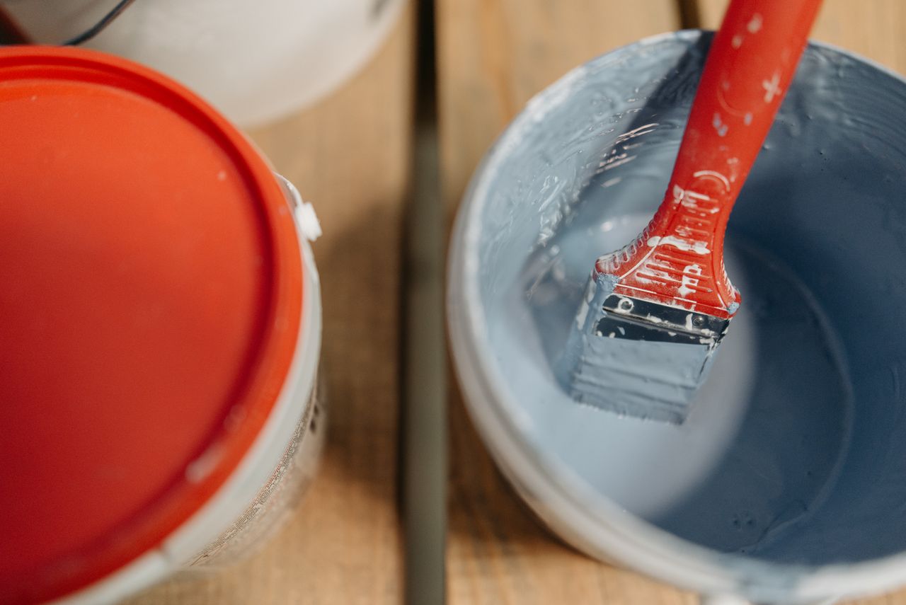 Pinceau et pots de peinture